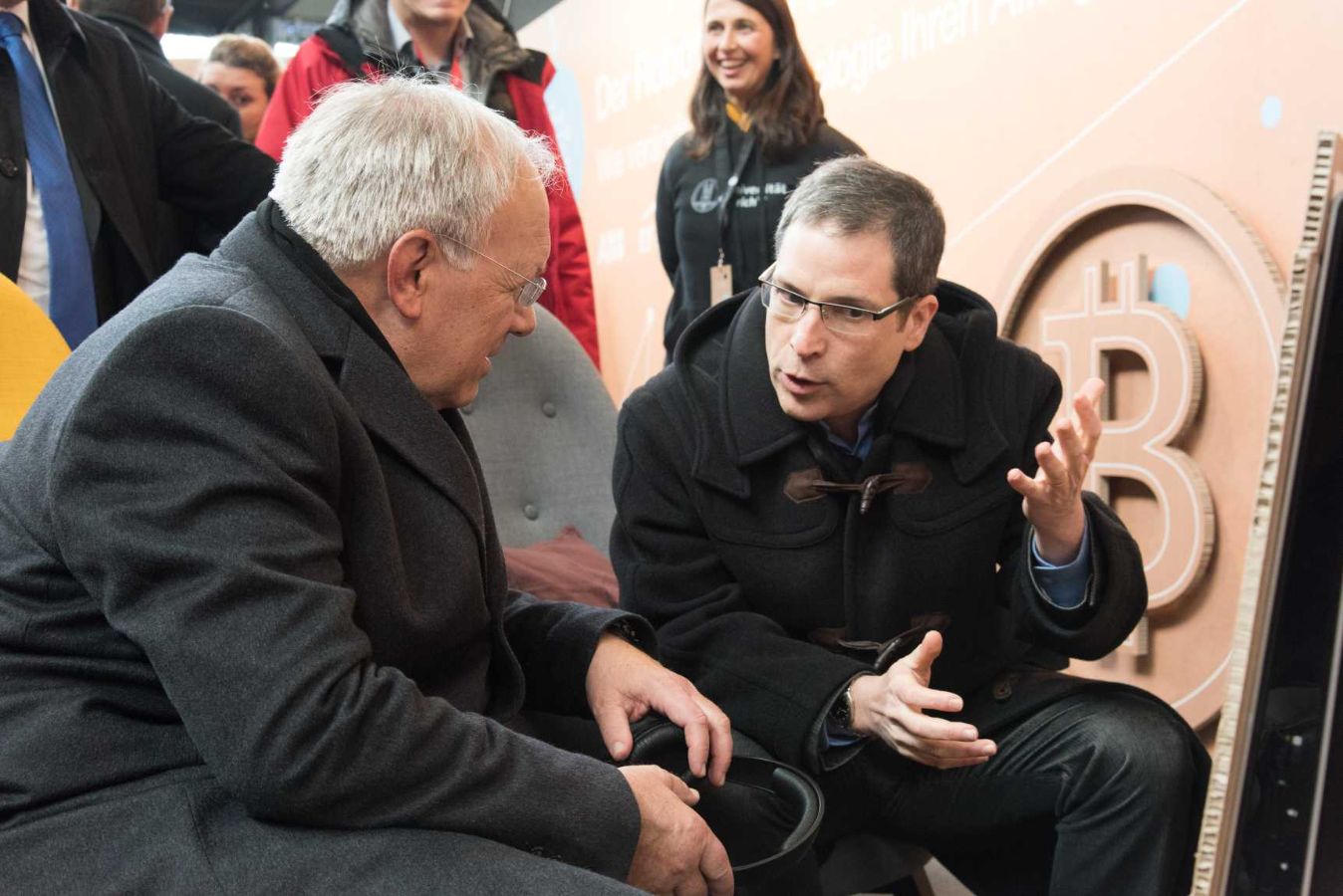 DSI-Gründungsdirektor Abraham Bernstein im Gespräch mit Bundesrat Johann Schneider Ammann am ersten Digitaltag 2017. «Damals war vielen Menschen noch nicht klar, wie tiefgreifend die Digitalisierung die Gesellschaft verändern wird», sagt Bernstein heute. (Bild: Frank Brüderli)